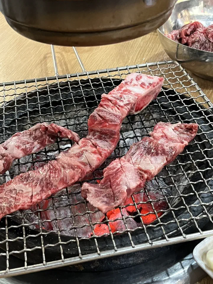 Hanwoo galbi on the grill
