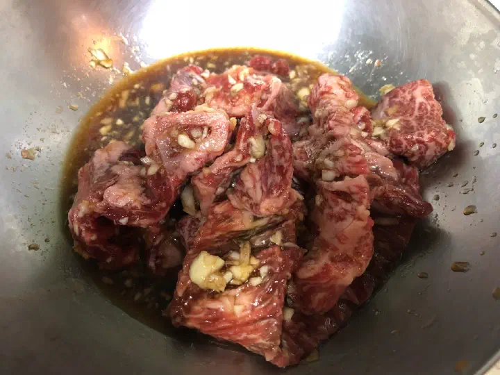 Well-grilled hanwoo short ribs