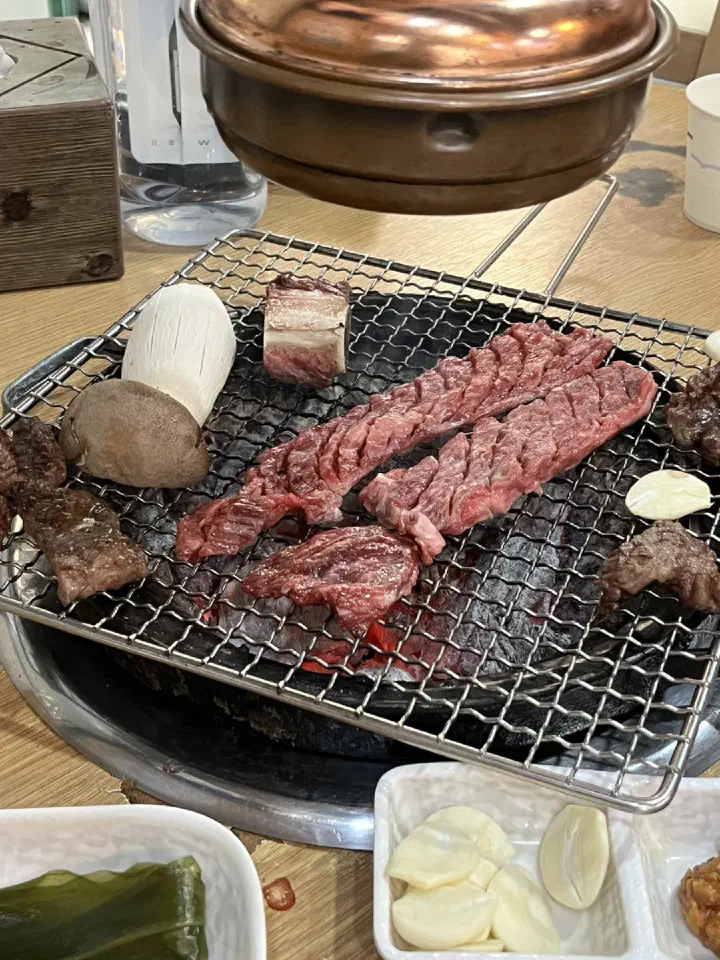 Hanwoo galbi on the grill