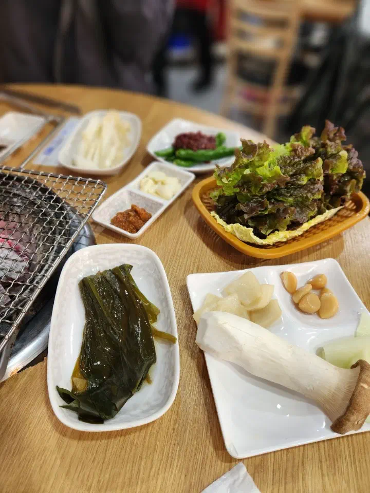 굵은 소금과 간장 소스, 곁들임 반찬