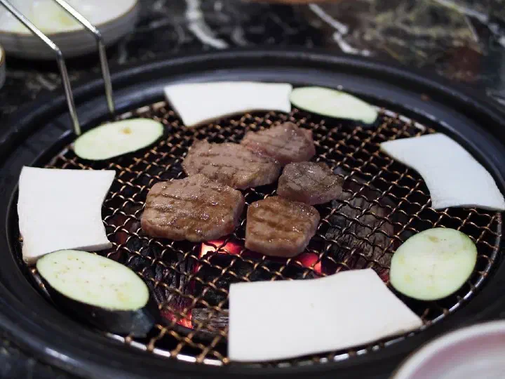 압구정 미우 특수부위 굽는 모습