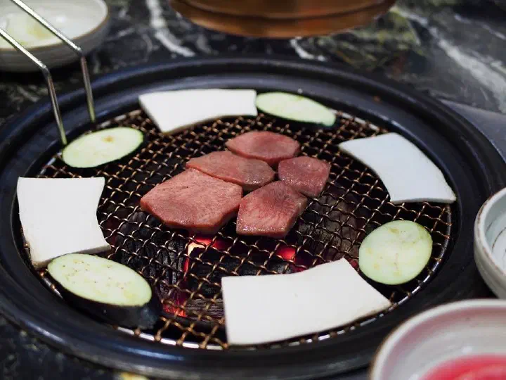 압구정 미우 우설 굽는 모습