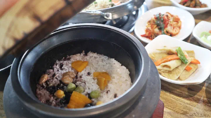 Bulgogi hot pot with a mushroom stamped &ldquo;Pungjeong Bulgogi&rdquo;