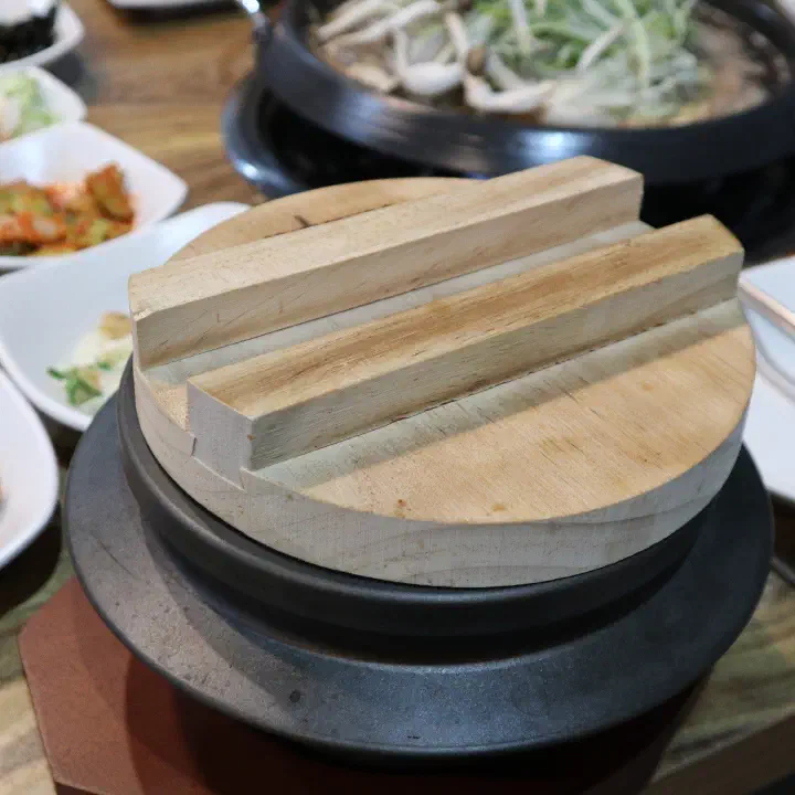 Stone pot of rice with a wooden lid