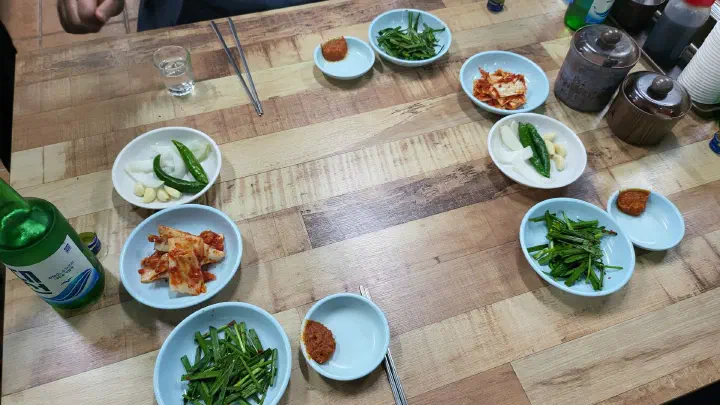 기본 반찬 김치와 부추무침