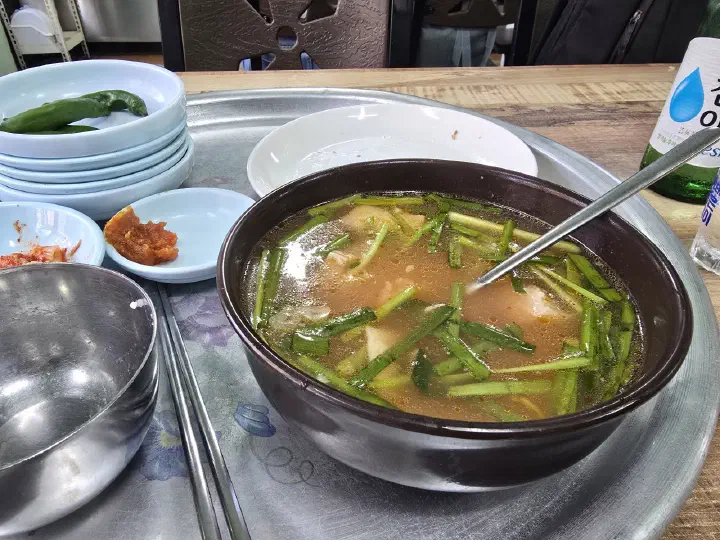 Close-up of the clear gukbap broth