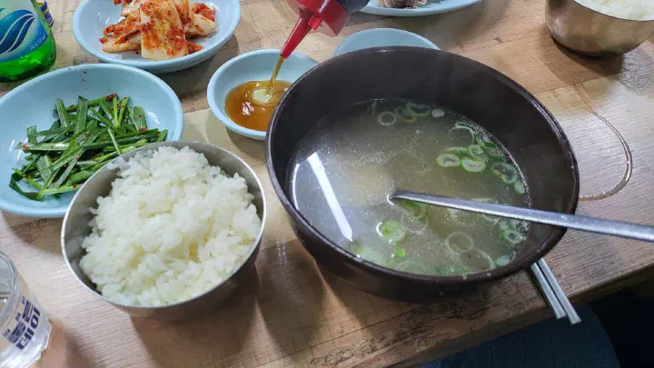 내장과 고기를 섞은 돼지국밥