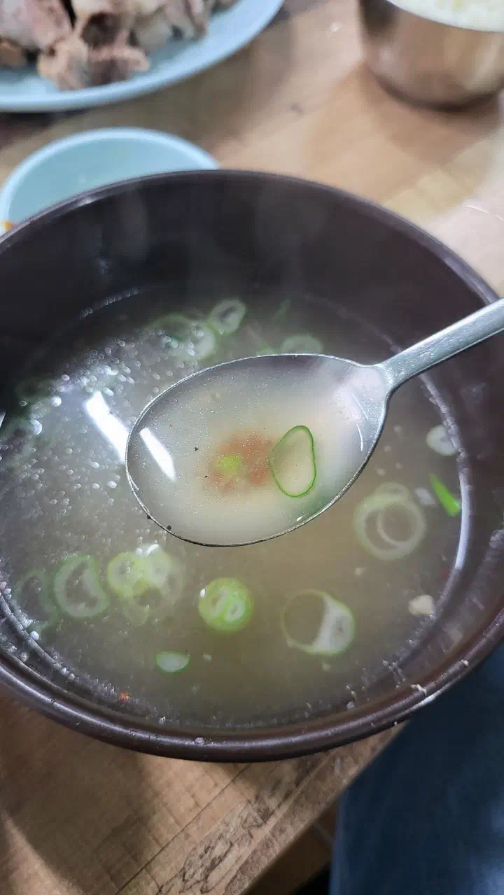 고춧가루가 깔린 맑은 국밥 국물