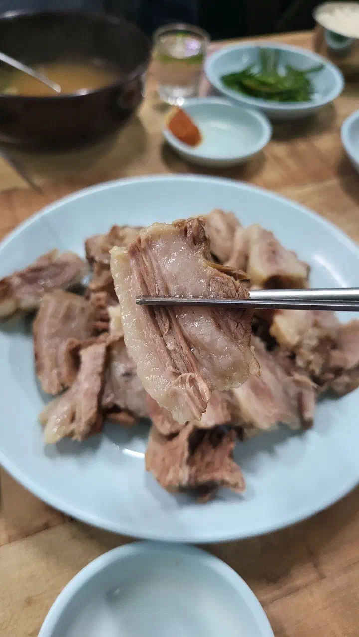 수육 접시 두툼한 비계와 살코기