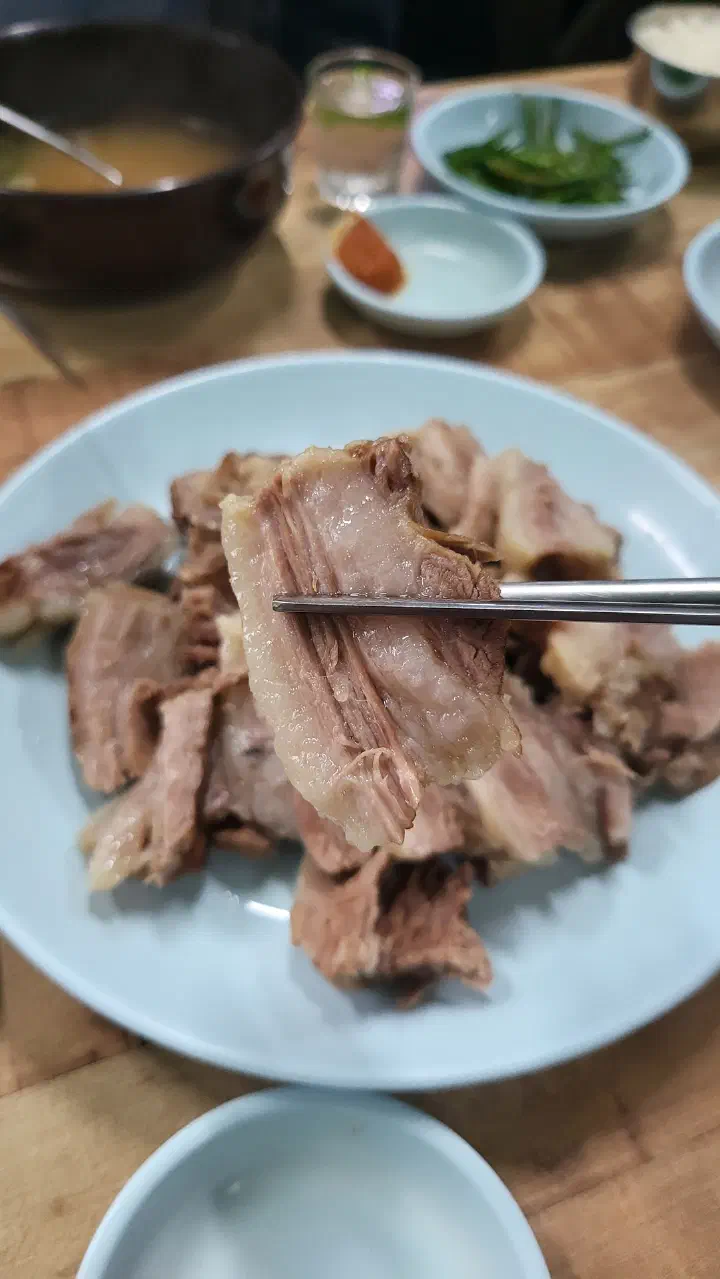 Plate of thick-cut suyuk with fat and lean meat