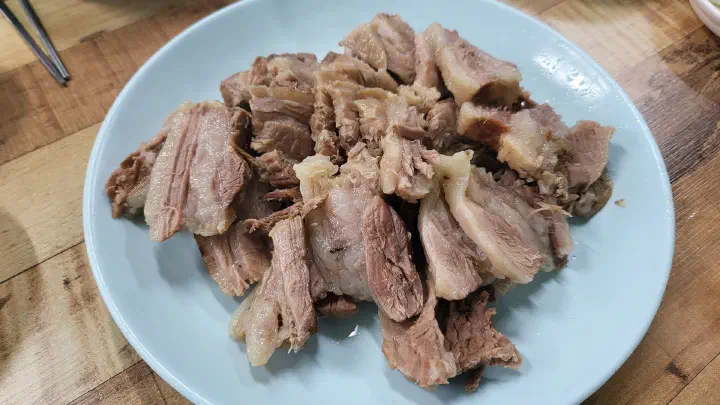 두툼하게 썬 60년전통할매국밥 수육