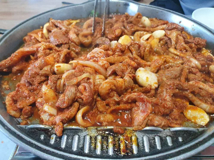 테이블에서 익는 오리불고기