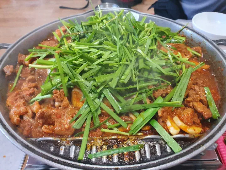 부추 올린 오리불고기