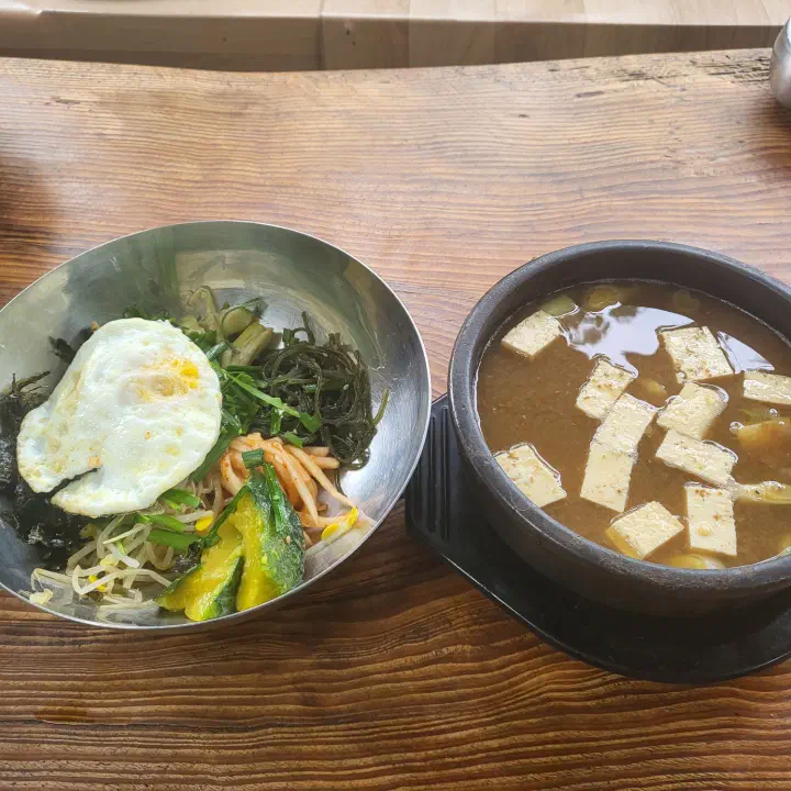 A bowl of ott-duck baeksuk