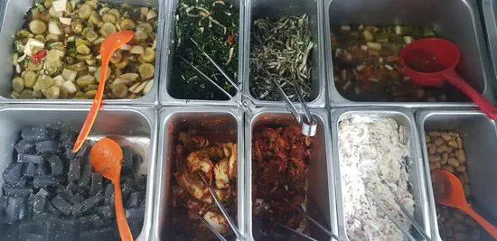 전산가든 셀프 코너에 놓인 해초 무침, 작두콩 조림, 물김치 등 경상도식 밑반찬