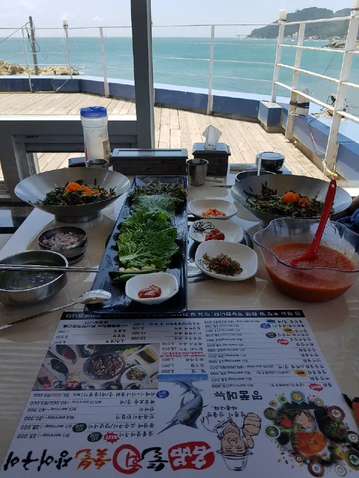 A spread of mulhoe set on a group table