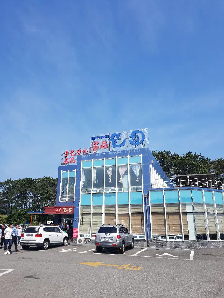 Exterior of Myeongpum Mulhoe with its sign in Gijang