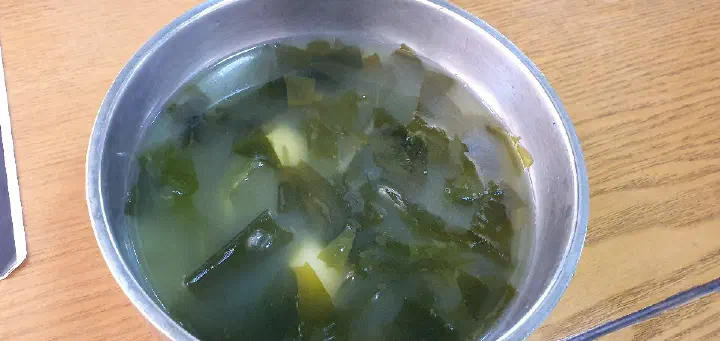Seaweed soup and rice spread
