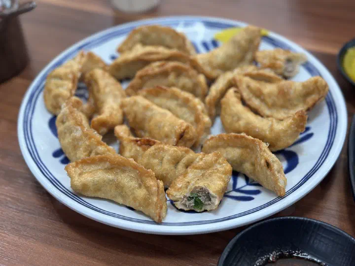 금용만두 겉바속촉 군만두 클로즈업