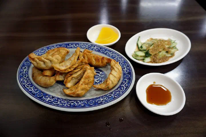 금용만두 군만두와 찐만두, 오이무침 한 상 차림
