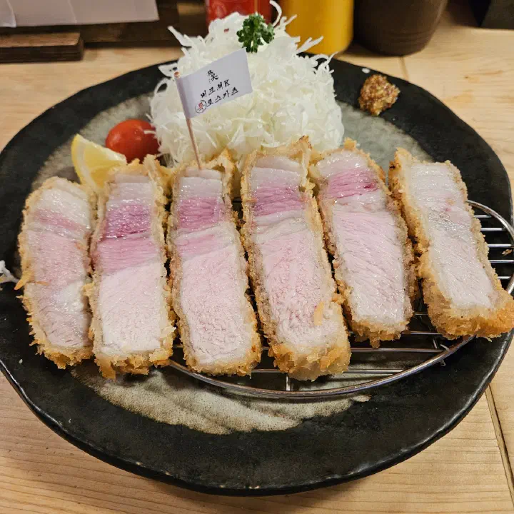 Berkshire K special roskatsu at Tonshou Gwangan with a thick fat cap and neck meat