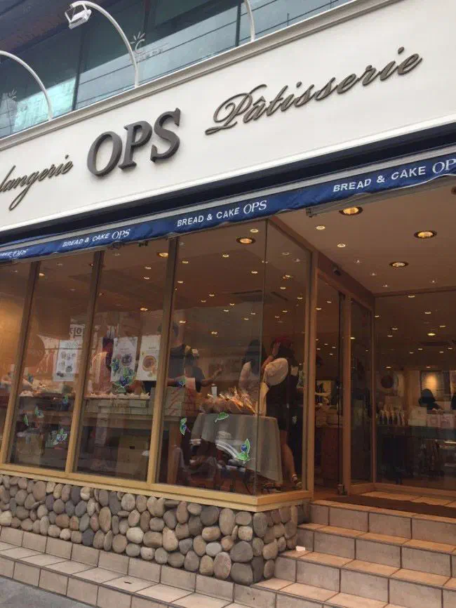 해운대 시장 입구에 자리한 옵스 해운대점 베이커리 외관과 OPS 간판