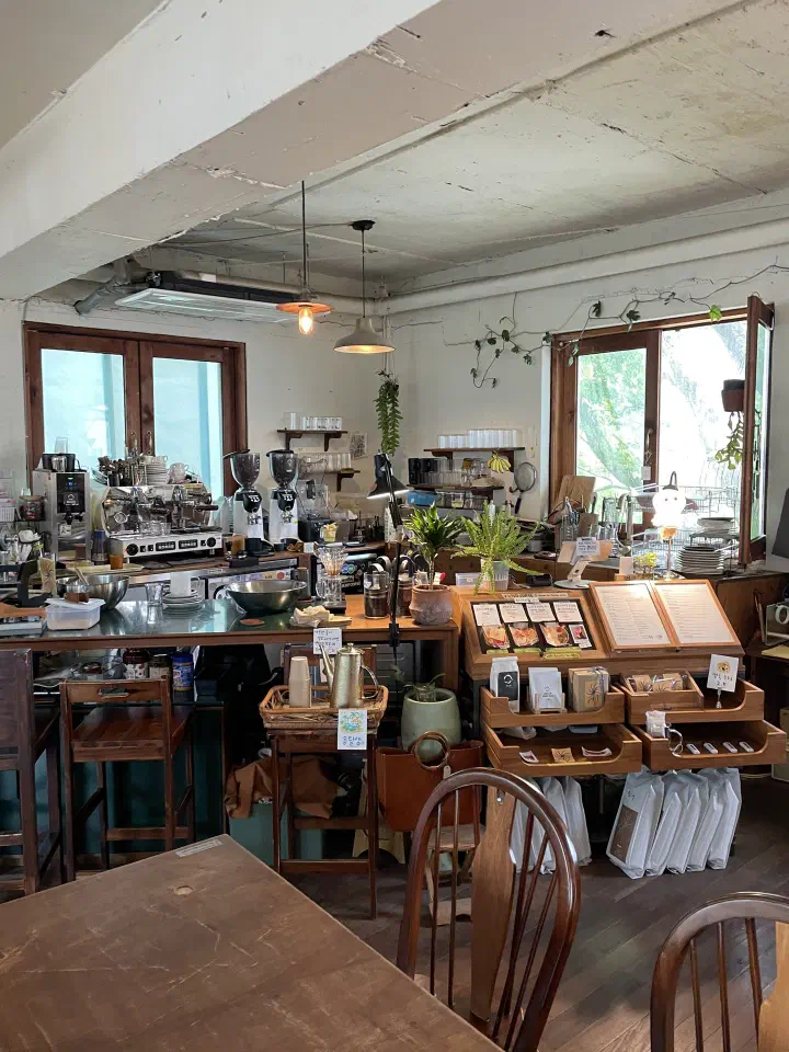 Order counter at Awluk with the menu board, filter coffee beans, and drip bags on display