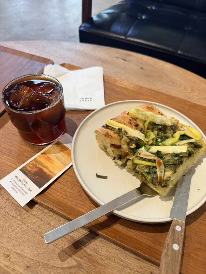 Freshly baked focaccia bread and a glass of iced cold brew coffee at Momos Coffee Busan