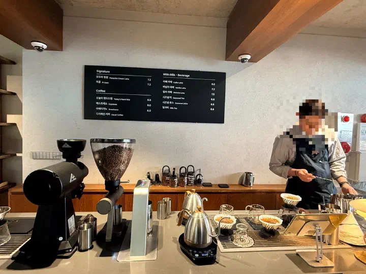 모모스커피 본점 주문 카운터와 오늘의 핸드드립, 모두의 정원 가격이 적힌 메뉴판
