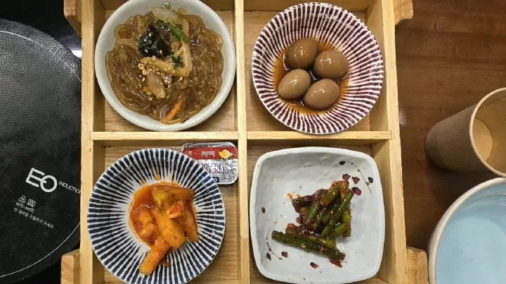 한다솥 정갈한 밑반찬 구성