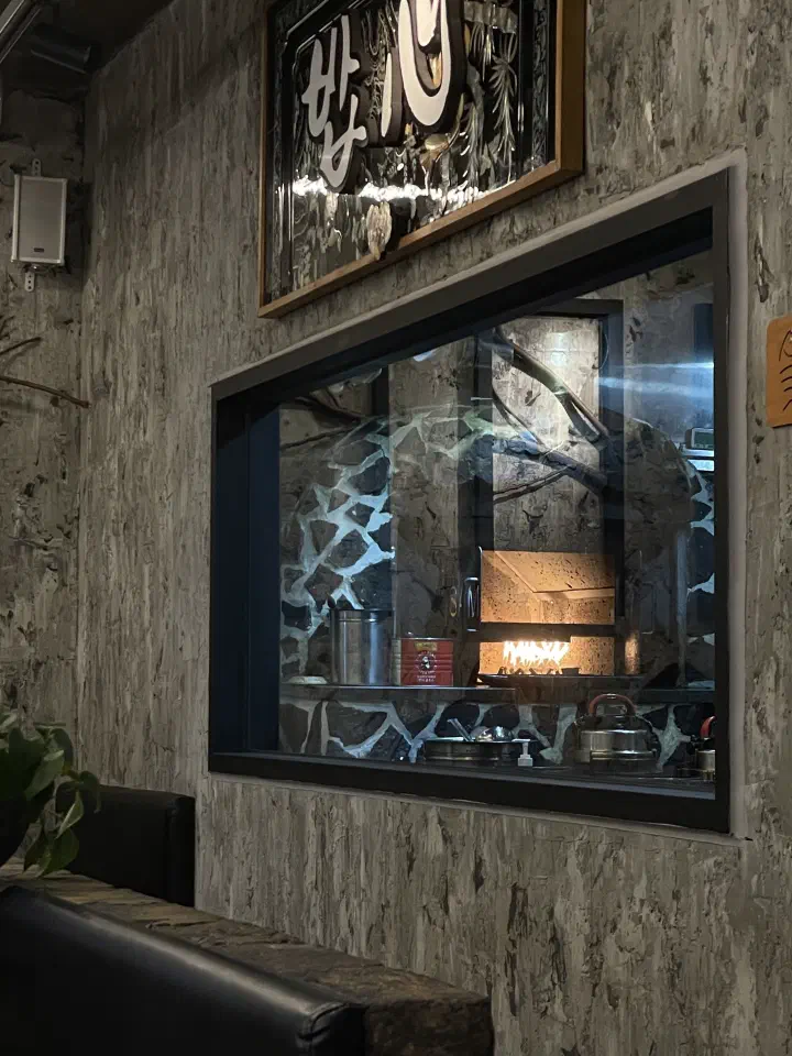 Stone-walled entrance of Handasot main branch