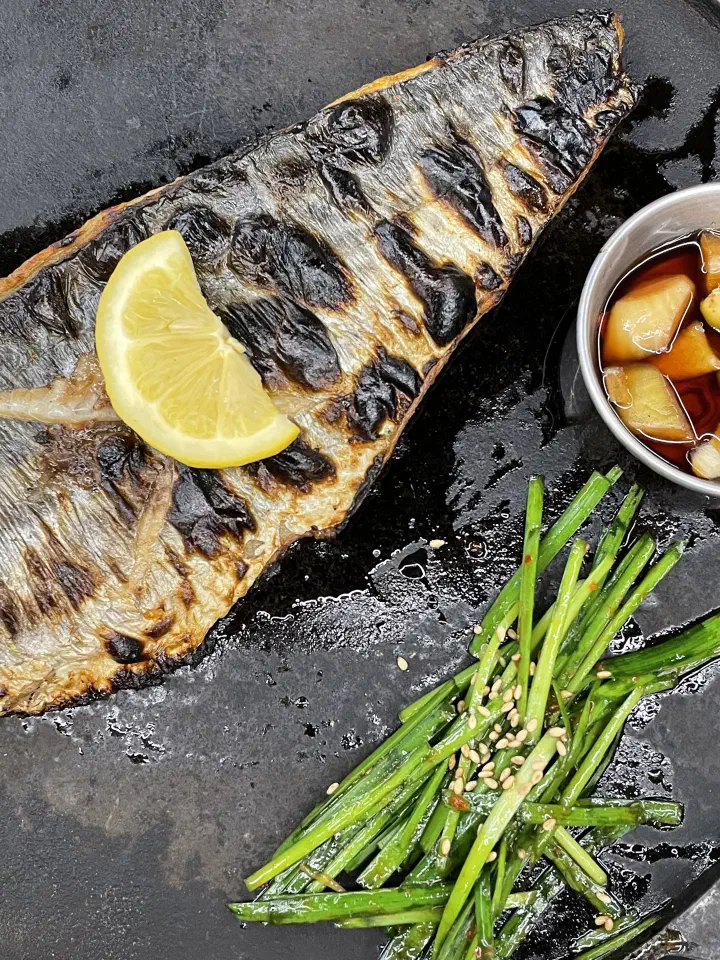 Charcoal-grilled hairtail with lemon at Handasot
