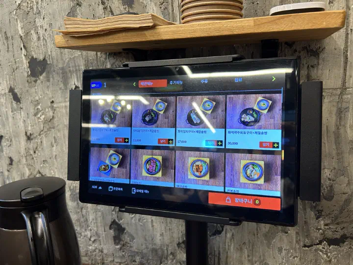 Tablet ordering screen at the table, Handasot