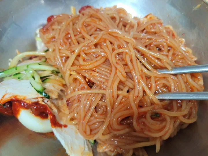 내호냉면 비빔밀면 면발 클로즈업