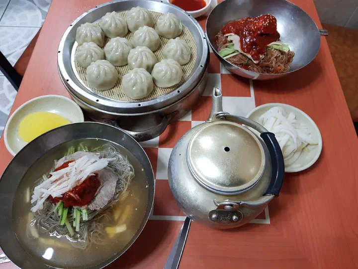 내호냉면 만두와 반찬 상차림