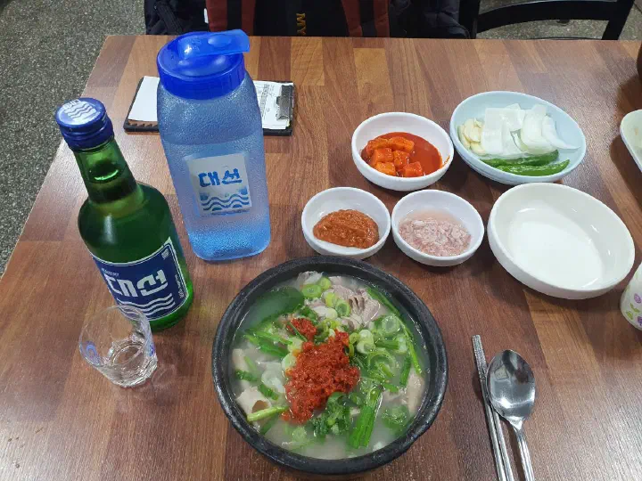 김치와 깍두기 등 재기돼지국밥 기본 반찬