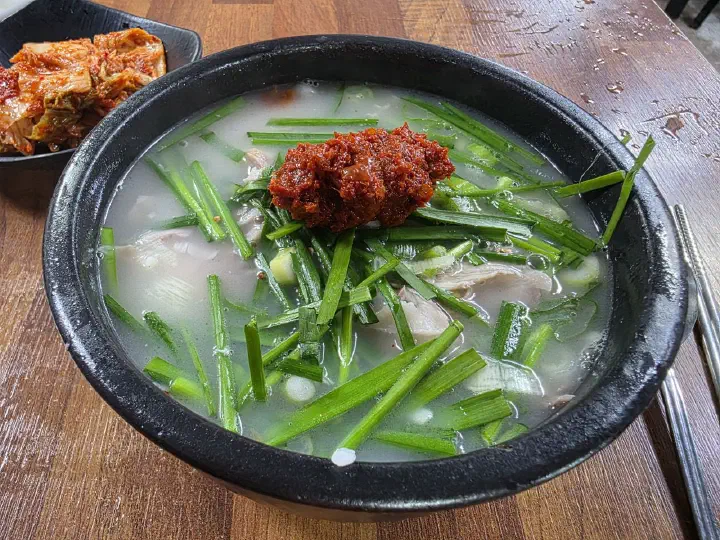 부추를 올린 맑은 돼지국밥 한 그릇