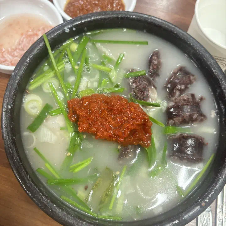 내장이 푸짐한 재기돼지국밥 내장국밥