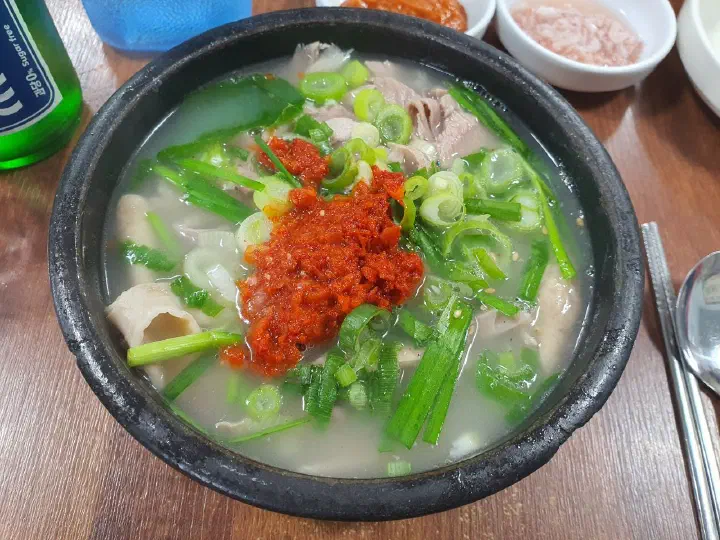 고기와 내장이 함께 든 섞어국밥
