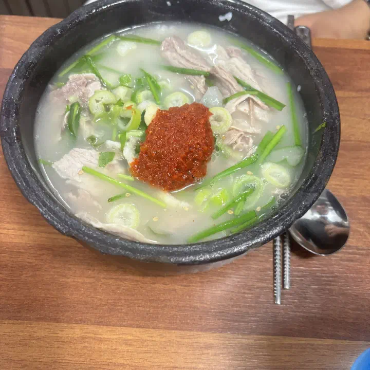 찹쌀 피순대가 들어간 순대국밥