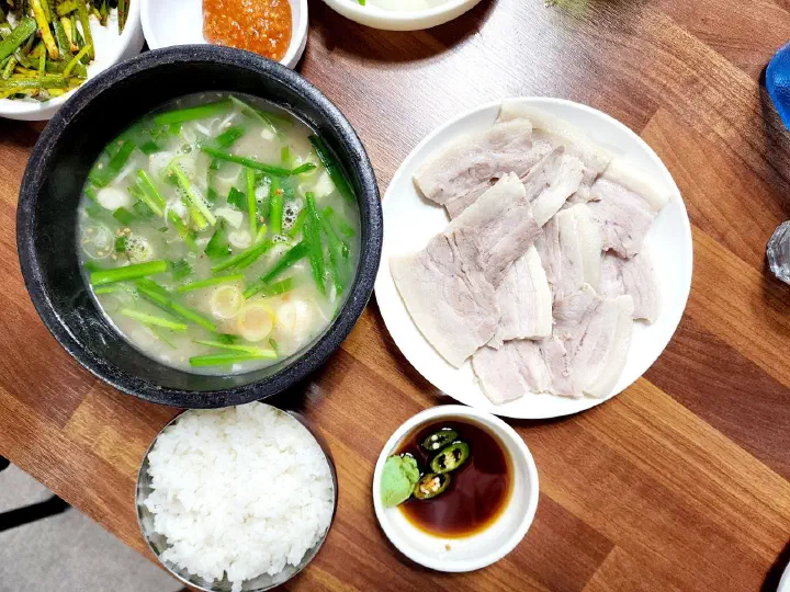 수육백반 한 상 차림