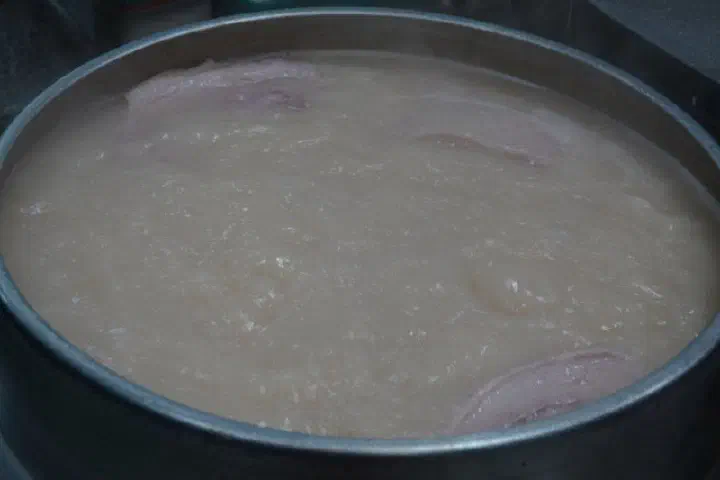 큰 솥에서 토렴하는 재기돼지국밥 국자