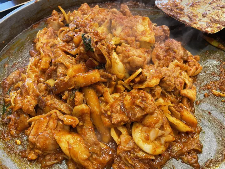 춘천 통나무집닭갈비 본점에서 다 익은 철판 닭갈비 클로즈업