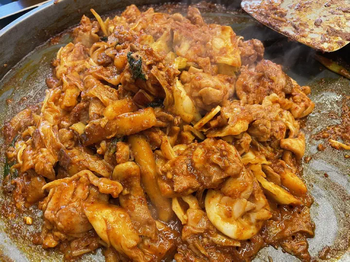 춘천 통나무집닭갈비 본점에서 다 익은 철판 닭갈비 클로즈업