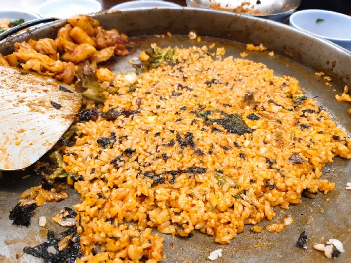 통나무집닭갈비 본점 철판에서 김가루와 참기름을 넣고 볶아낸 닭갈비 볶음밥