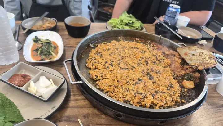 통나무집닭갈비 본점 볶음밥 철판과 함께 나온 열무김치, 고추장, 마늘, 무 반찬