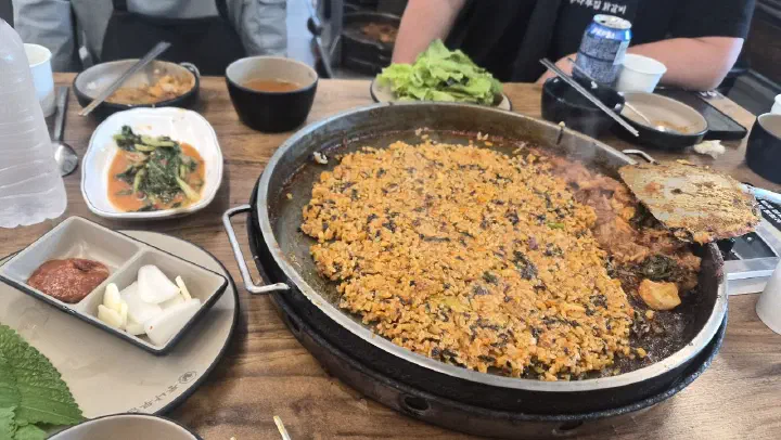 통나무집닭갈비 본점 볶음밥 철판과 함께 나온 열무김치, 고추장, 마늘, 무 반찬
