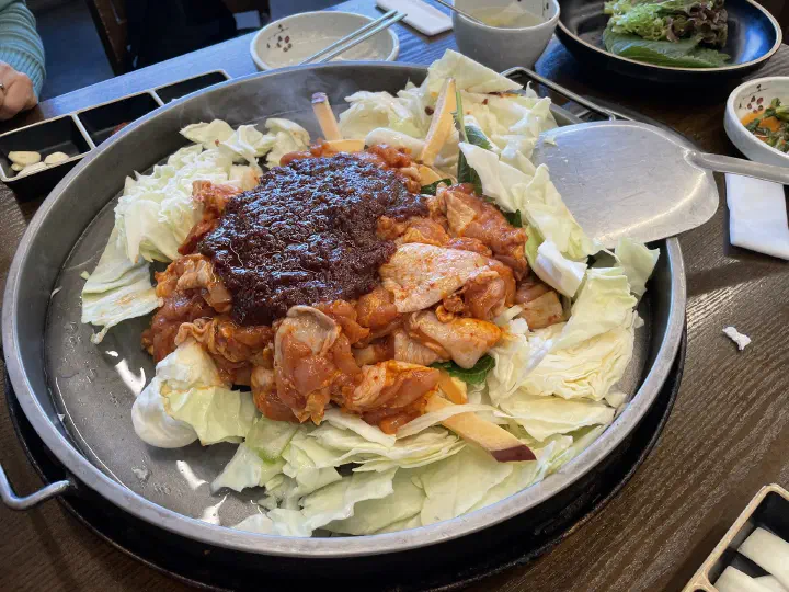 통나무집닭갈비 본점 닭다리살 위에 듬뿍 올라간 매콤달콤한 닭갈비 양념장