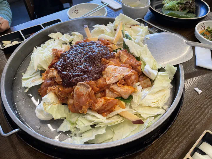 통나무집닭갈비 본점 닭다리살 위에 듬뿍 올라간 매콤달콤한 닭갈비 양념장