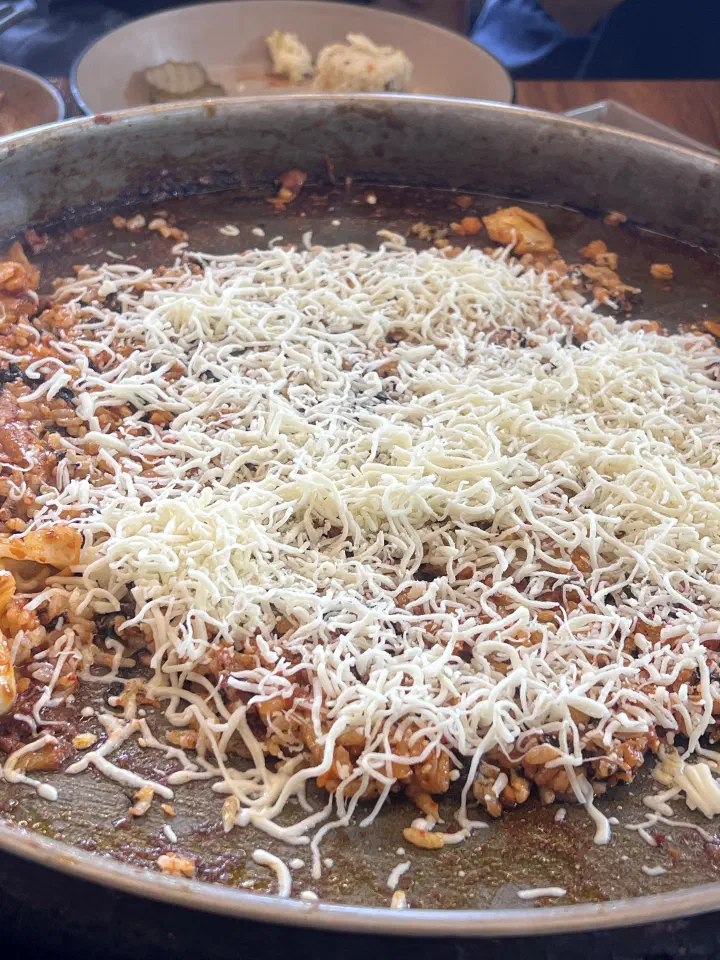 통나무집닭갈비 본점 볶음밥 위에 하얗게 뿌려진 눈꽃치즈